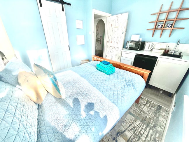 Self contained Surf  inspired studio room nr beach Main Photo
