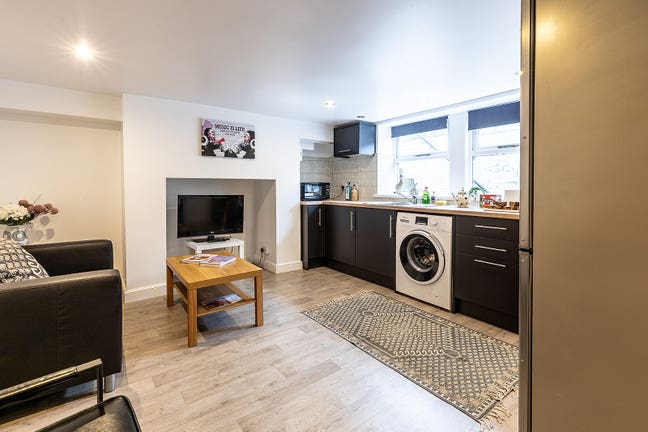 Double Bedroom in shared apartment by the Park Main Photo