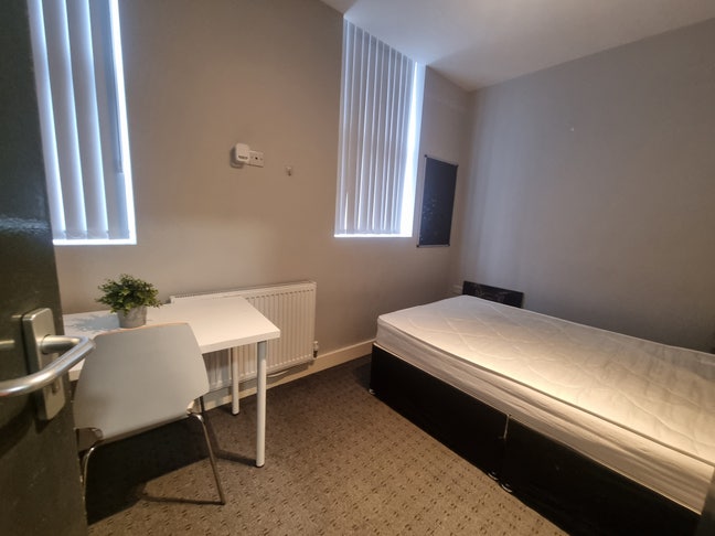 1 Double Room Available in 6 Bed House in L6! Main Photo