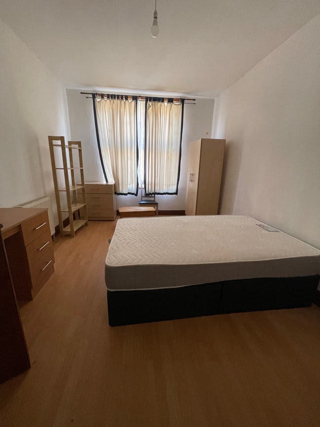 Hyde Park - Room Available Main Photo