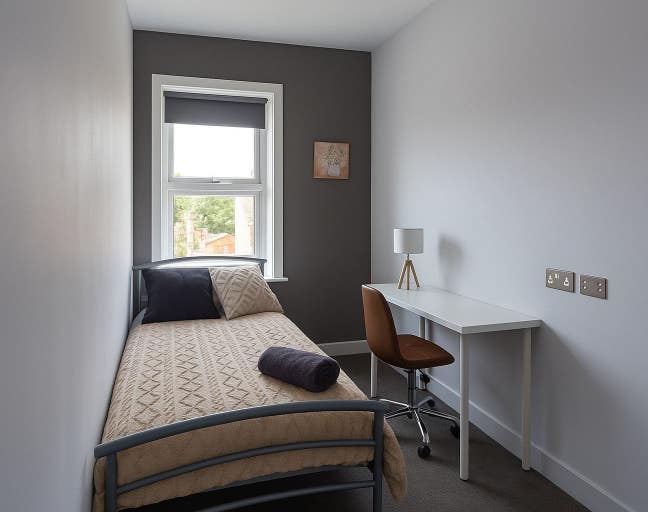 Single room close to center and college, parking Main Photo
