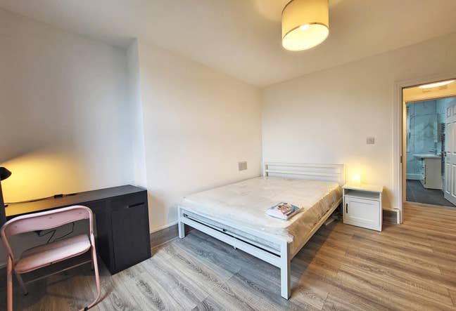 Large Double in modern flat by Bow Rd station Main Photo