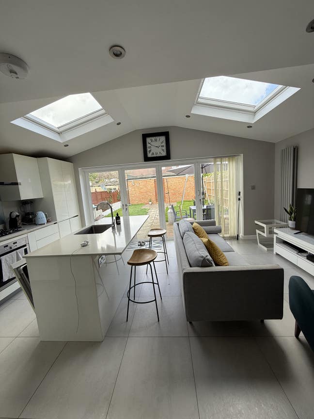 Lovely kingsize bedroom with en-suite bathroom  Main Photo
