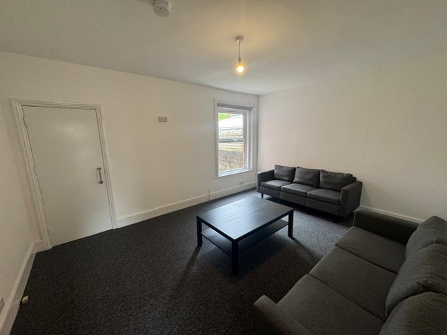 5 double rooms to rent on Mayfield Road Main Photo