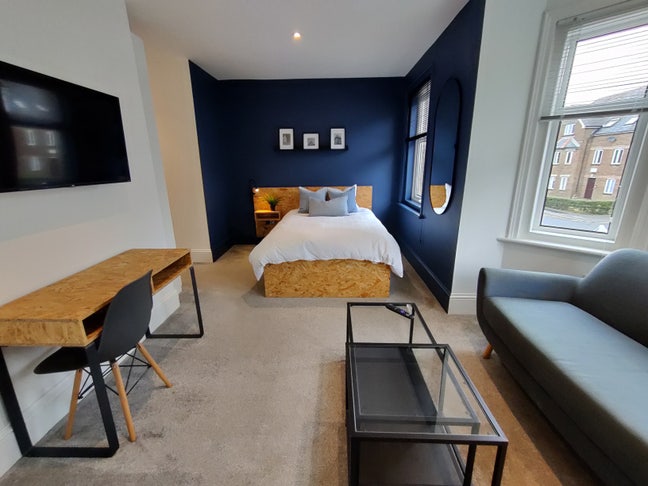 🌟 Large Double Room - Kitchenette, Ensuite +🚗 Main Photo