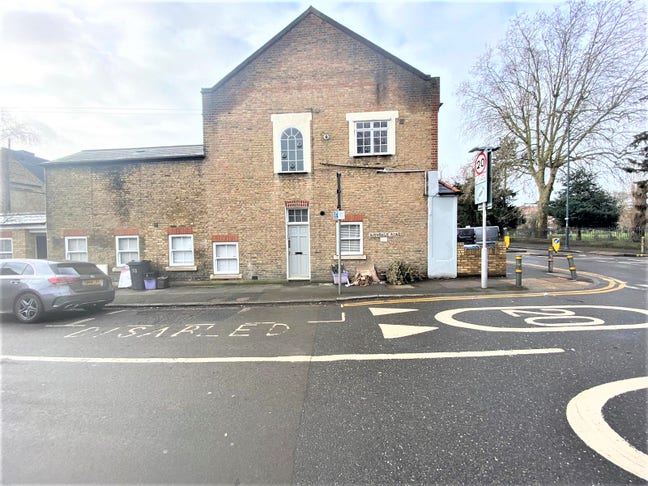 Beautifully presented, this spacious 1st floor two Main Photo