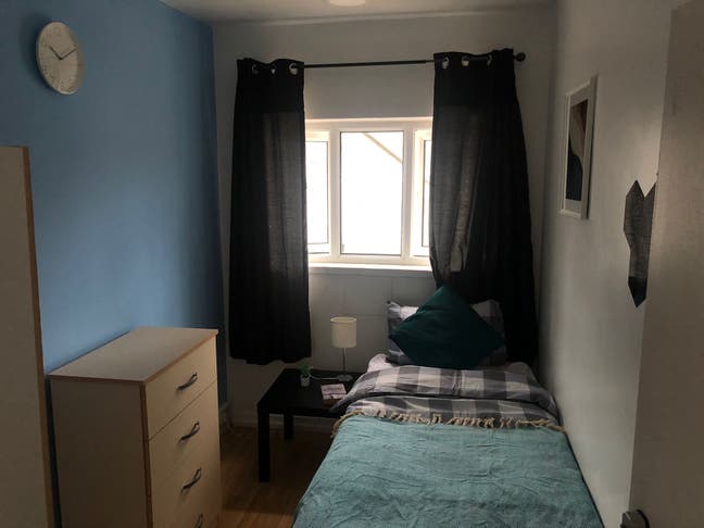 Single Person Room Available Next to South Quays  Main Photo