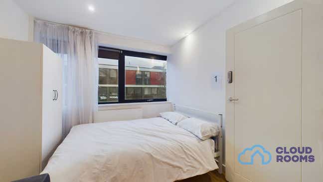 Newly Renovated Property in Farnborough Dont Miss  Main Photo