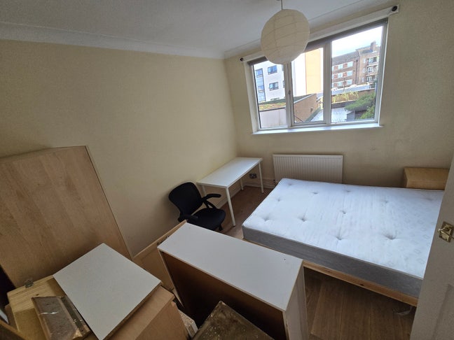 Good size double bedroom in Stepney Green! Main Photo
