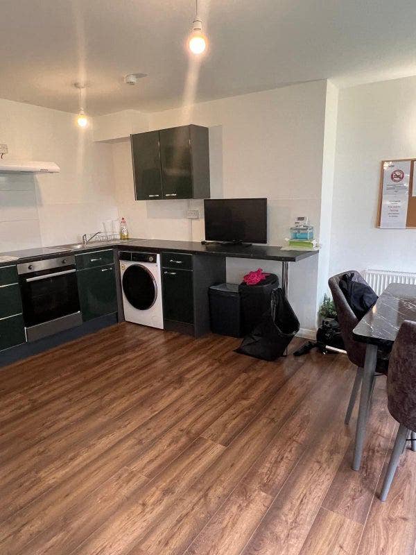 1 Room with kitchen and ensuite ground floor Main Photo