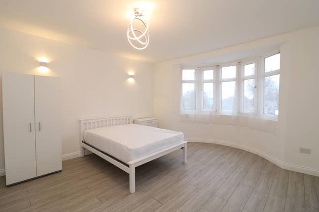 Spacious Rooms with 1 En-Suite & Garden Main Photo