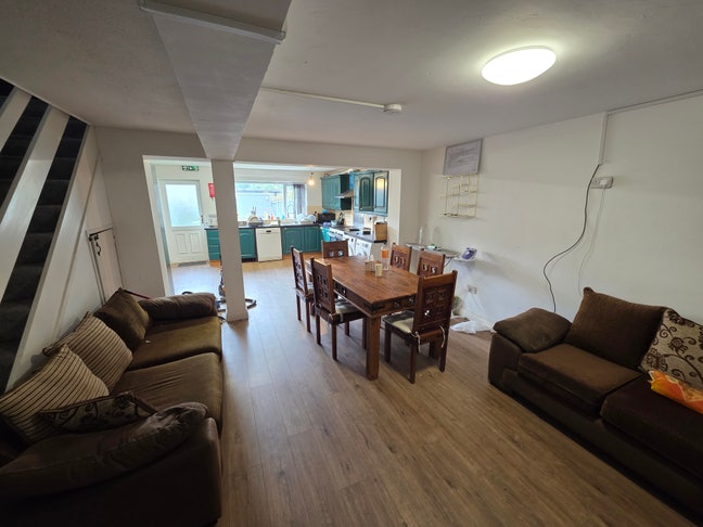  Big and Spacious Room available to rent  Main Photo