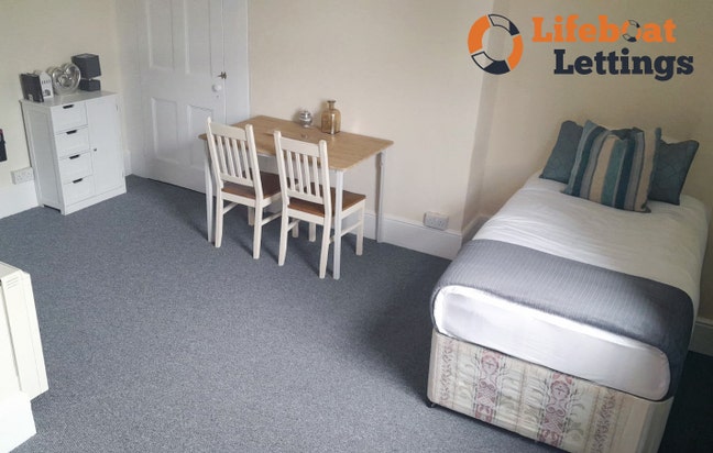 Large single bedroom with kitchenette  Main Photo