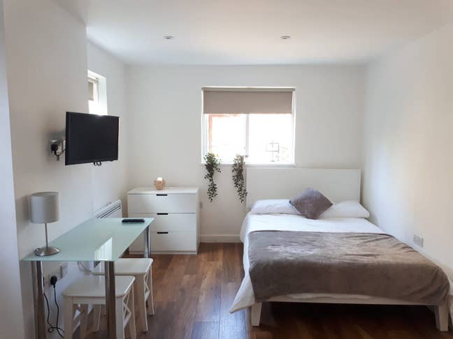 Large Studio Garden Flat, Couples or Singles Welco Main Photo