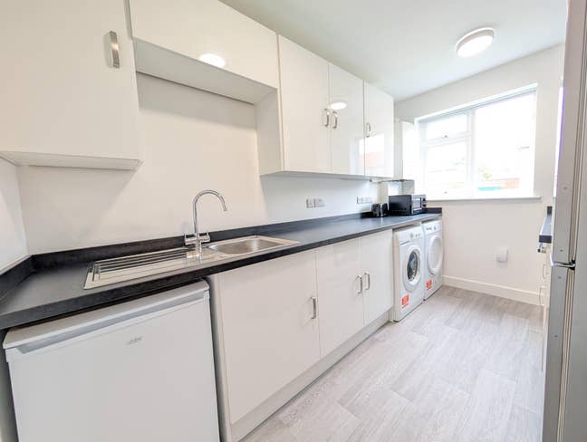 Completely renovated 5 bed 3 bath house Main Photo