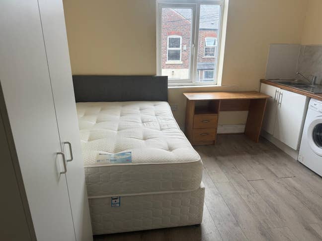 Studio Flat to let on Princess Road Main Photo