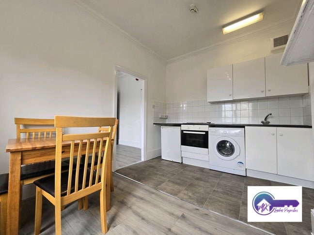 Studio Flat Available Now in Crickelwood NW2 Main Photo