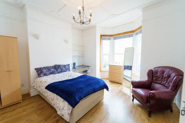 Spacious Furnished Rooms in Southsea Available Now Main Photo