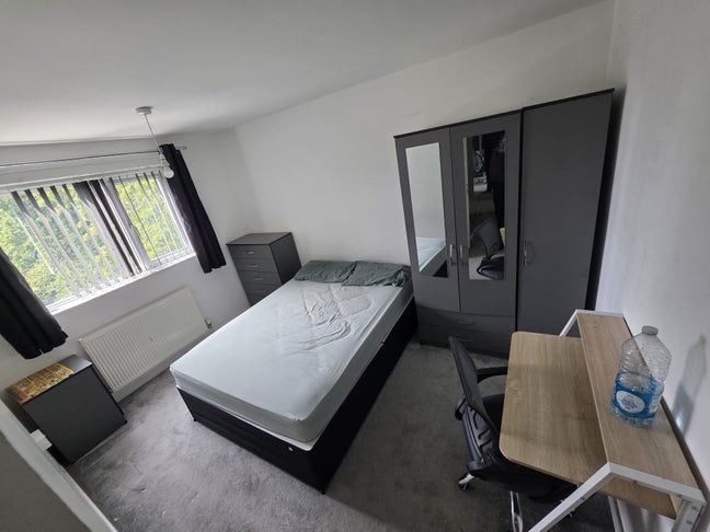 Spacious Room to rent Main Photo
