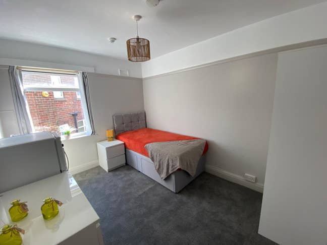 Single Room - Professional House - Single only Main Photo