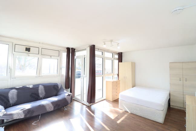 Spacious bright double room with own balcony! CW Main Photo