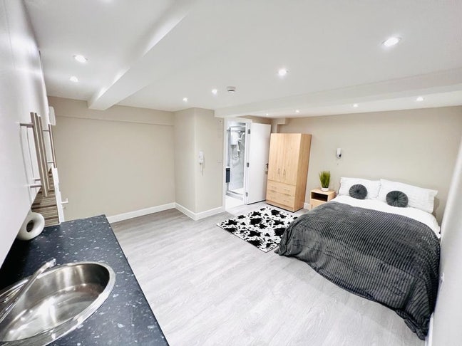 2 Self- contained studios to let - Willesden Green Main Photo