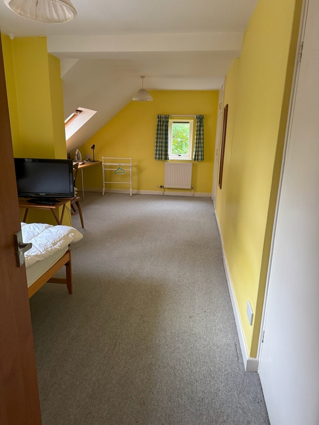 Large Room in Quiet Shared House Main Photo