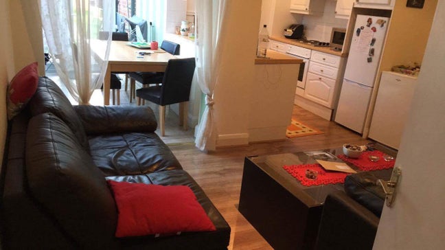 Double room in town centre close to station. Main Photo