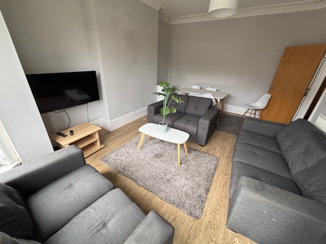 Double Bedroom in 6 Bed House in Headinley Main Photo