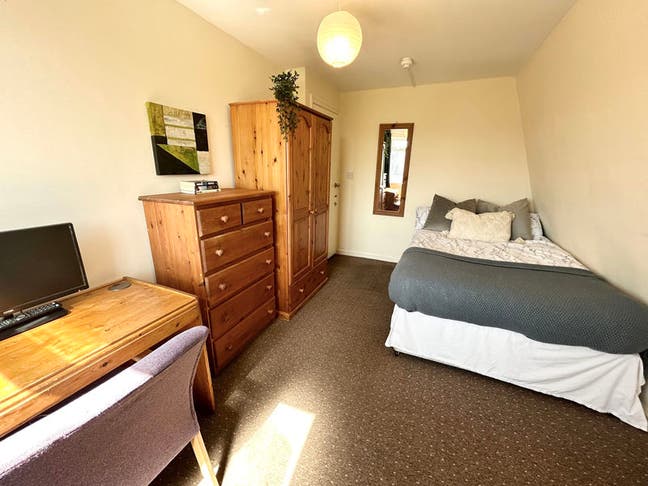 Double rooms Available, one mile from city centre Main Photo