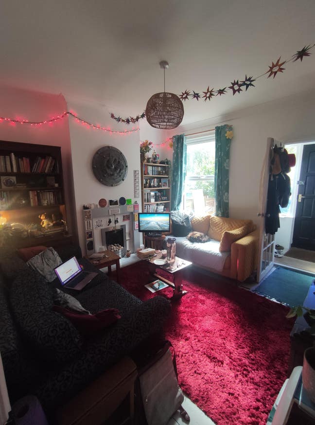 Lovely Large Room Available in NR2 Golden Triangle Main Photo