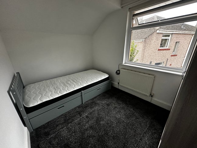 Single  Bedroom  Available Near Train Station Main Photo