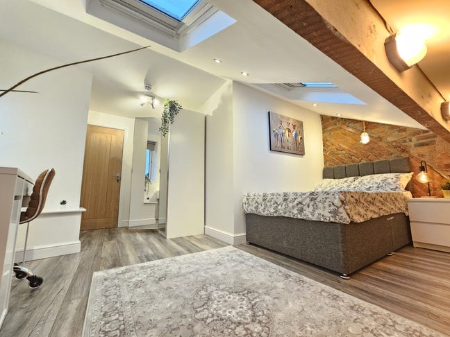 Designer 8 Bed Fallowfield House Main Photo