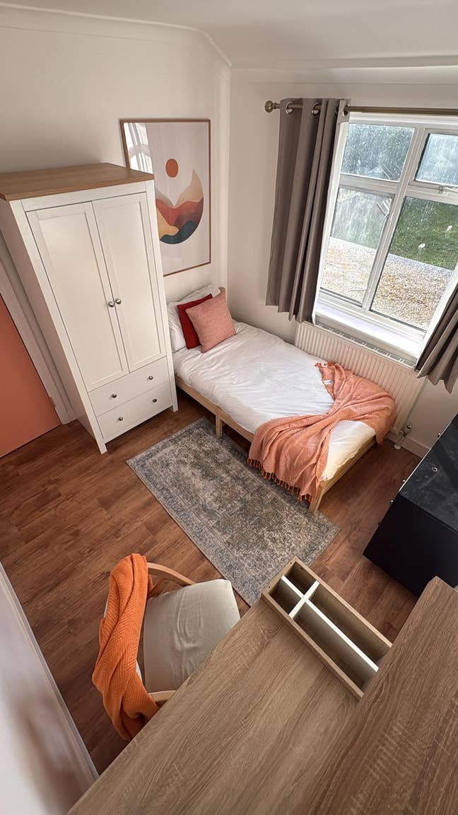 Modern Furnished Single Room with Study & Parking Main Photo