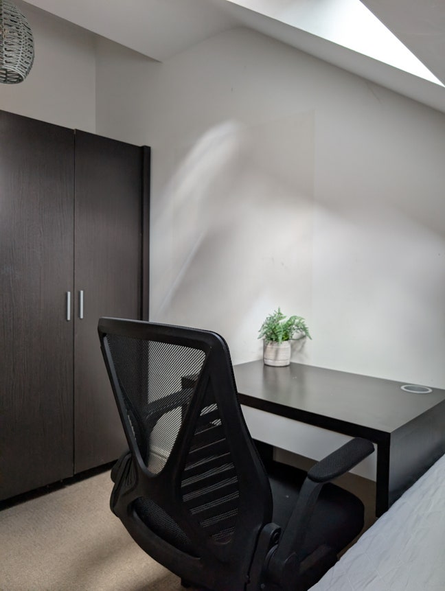 Room to rent in great location next to campus! Main Photo