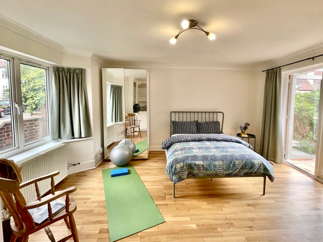Whole property, loads of space, close to stations Main Photo