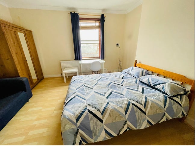 Large Double Room In Cricklewood Broadway  Main Photo