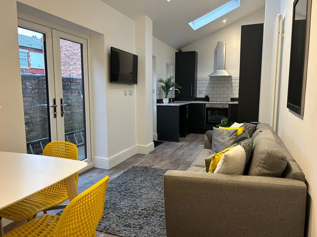 Newly Refurbed Professional 2 Bed Main Photo