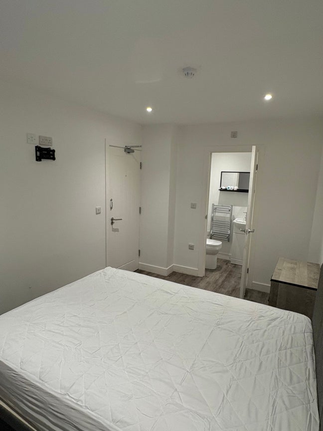 Modern Double Room with En Suite Main Photo
