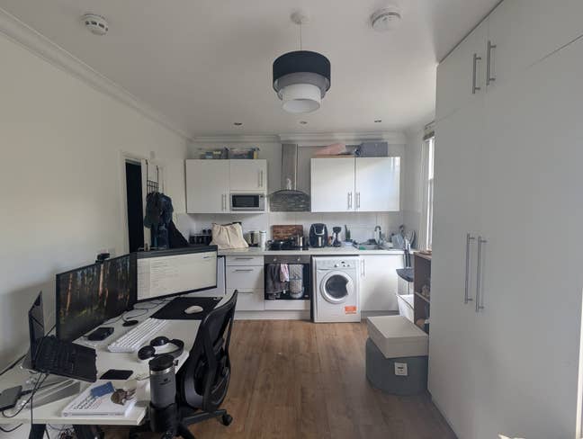 Lovely Spacious Studio Near Underground Station  Main Photo