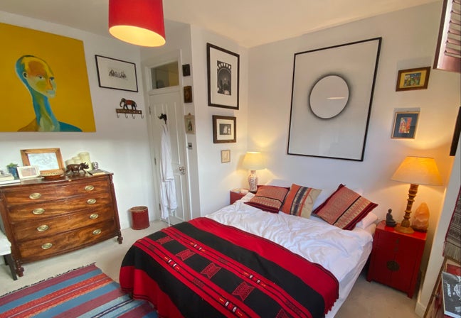 Beautiful fully furnished room in shared home Main Photo