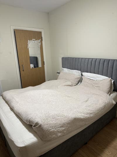 Room in two bed apartment Main Photo