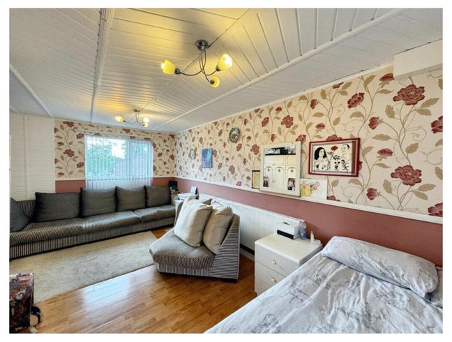 Tenancy Takeover- Large double room - BILLS INC.  Main Photo