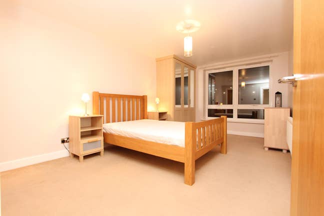 Few Minutes to Canary Wharf Station--Book Now!! Main Photo