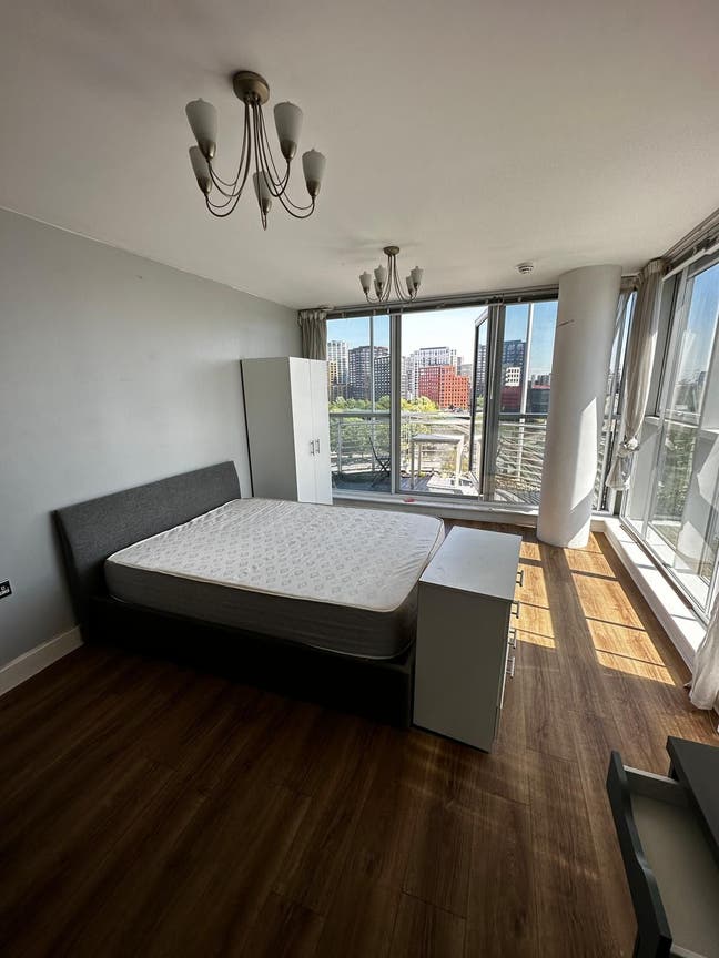  1 Double room W/ Private Balcony in Canary Wharf  Main Photo