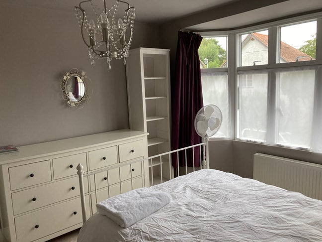 2 double bedrooms, Castle Hill, available now Main Photo