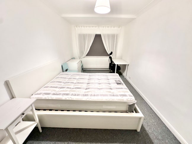 Beautiful Big Bedroom 5 mins Ealing Broadway Train Main Photo