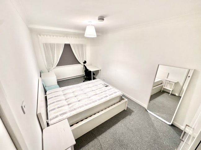 Perfect Double Bedroom the best street in Ealing! Main Photo
