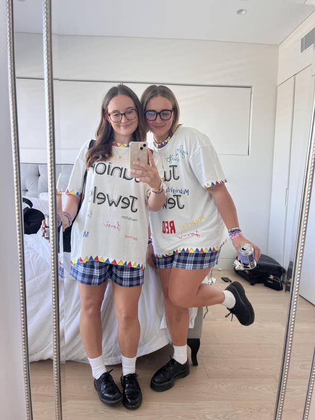 Two girls looking for two rooms or buddy-up Main Photo