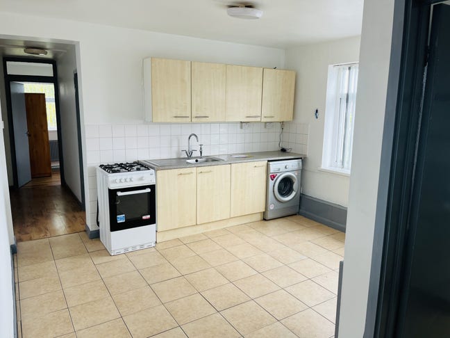 2 bed flat b28 area Main Photo